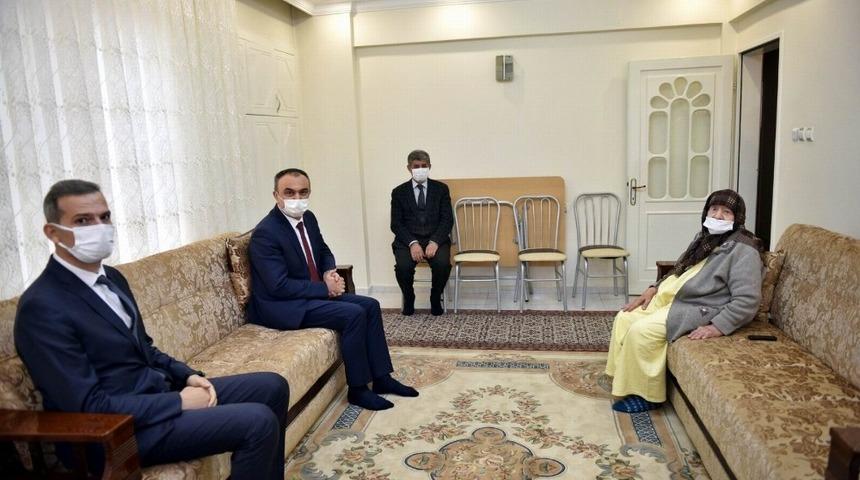 Vali Soyt&uuml;rk en yaşlı bayan &ccedil;ift&ccedil;i ile bir araya geldi