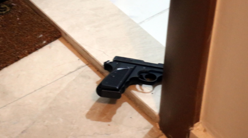 Silahı karnına dayayıp tetiğe bastı! Kız arkadaşının evinin kapısının önünde kendini vurdu
