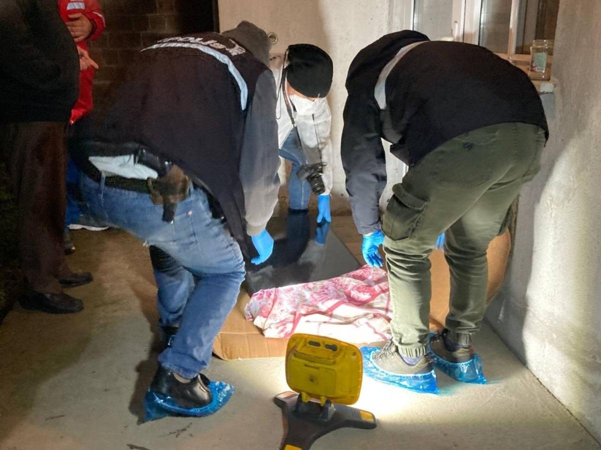 Rahatlıkta sınır tanımayan hırsız soyduğu bina sakinleriyle sohbet etti