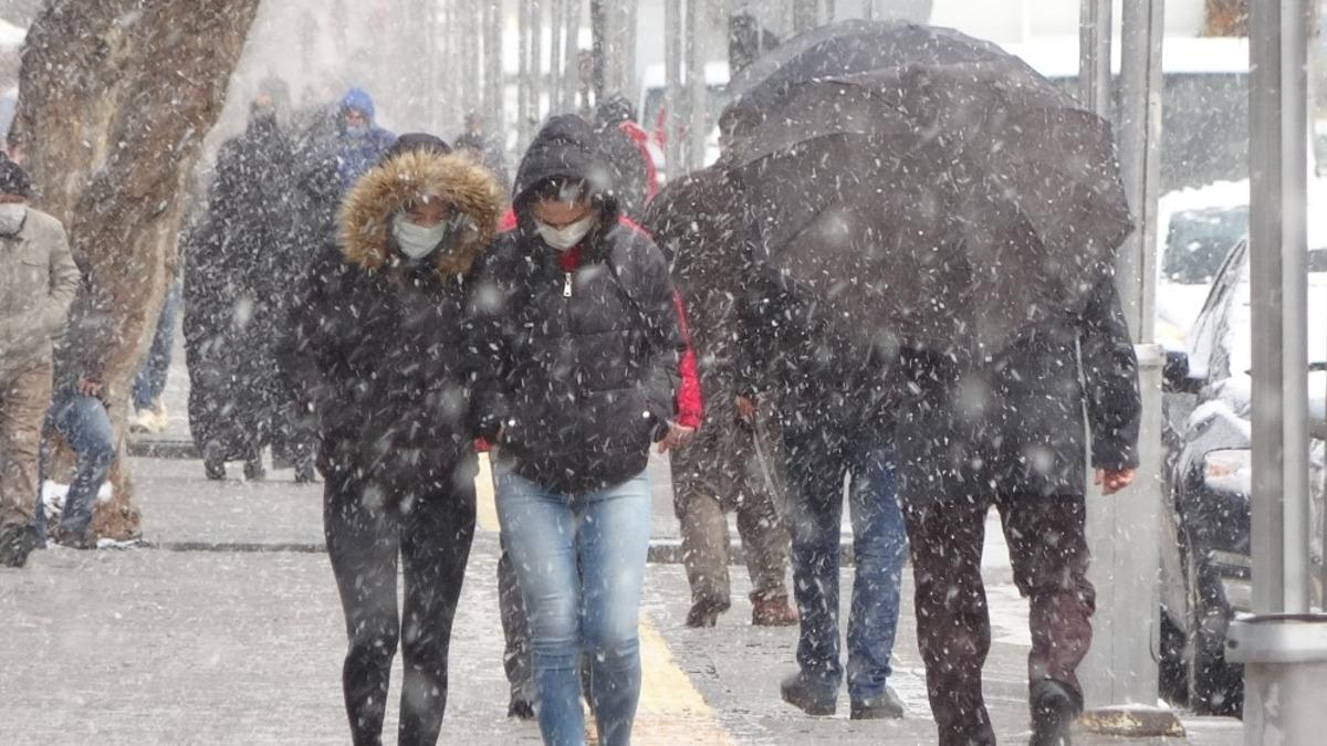 Muş&rsquo;ta kar yağışı kenti beyaza b&uuml;r&uuml;d&uuml;