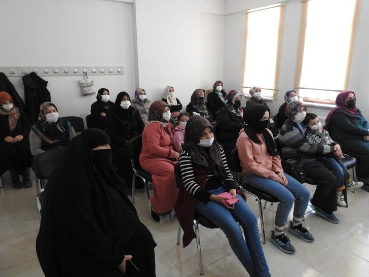 Narkotik polisi anne ve anne adaylarına uyuşturucu ile mücadeleyi anlattı G1