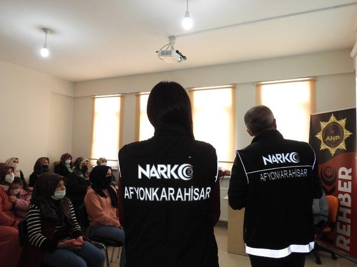 Narkotik polisi anne ve anne adaylarına uyuşturucu ile mücadeleyi anlattı G2