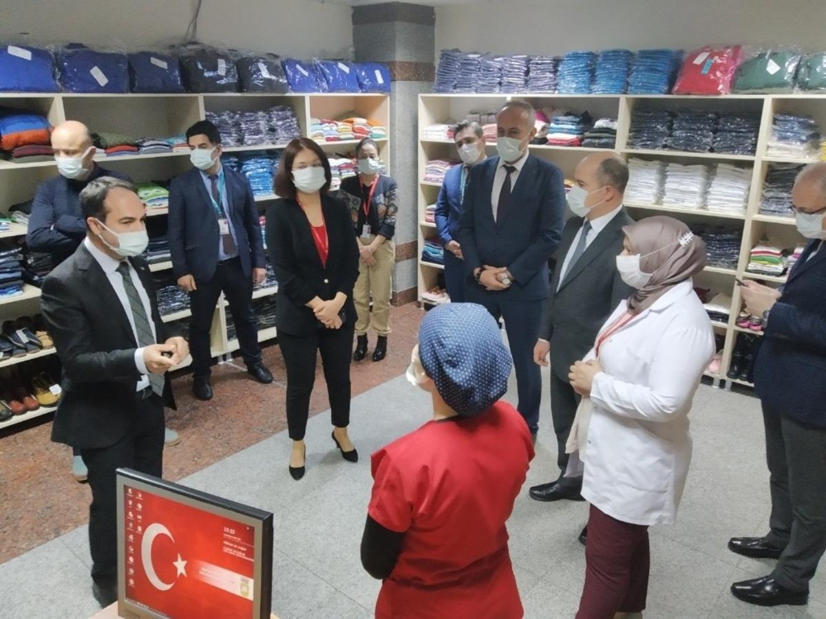 Aydın İl Sağlık M&uuml;d&uuml;r&uuml; A&ccedil;ıkg&ouml;z, hastanedeki &ccedil;ocuk mağazası&rsquo;nın a&ccedil;ılışını ger&ccedil;ekleştirdi