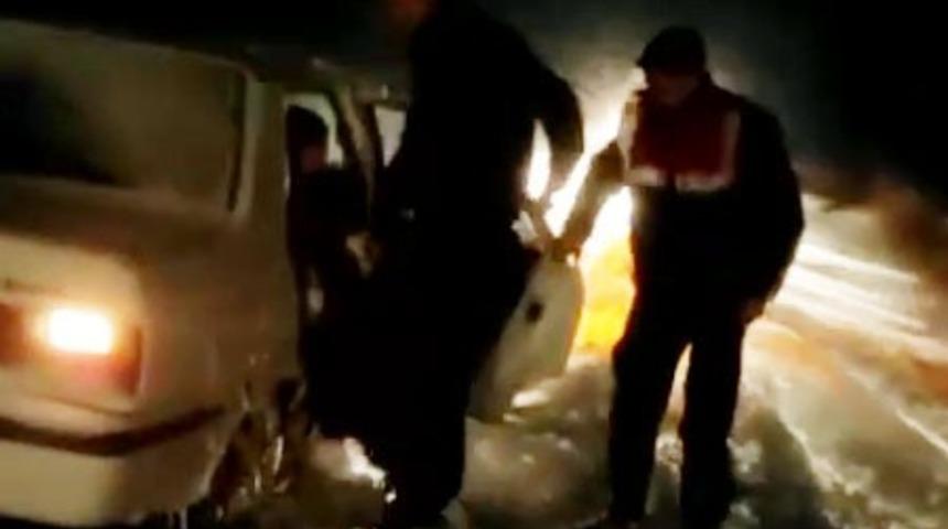A&ccedil;ılmayan yolda mahsur kalan aileyi jandarma kurtardı