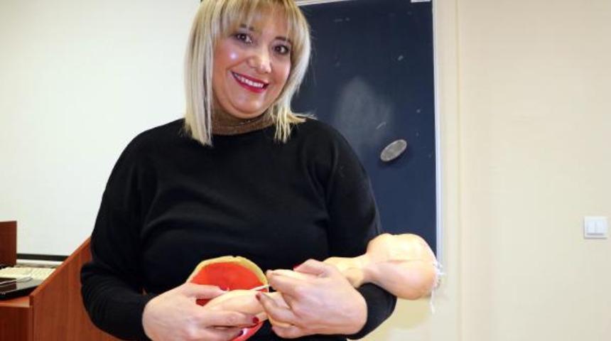 Büyük başarı! Hastanede ebeydi, profesör oldu