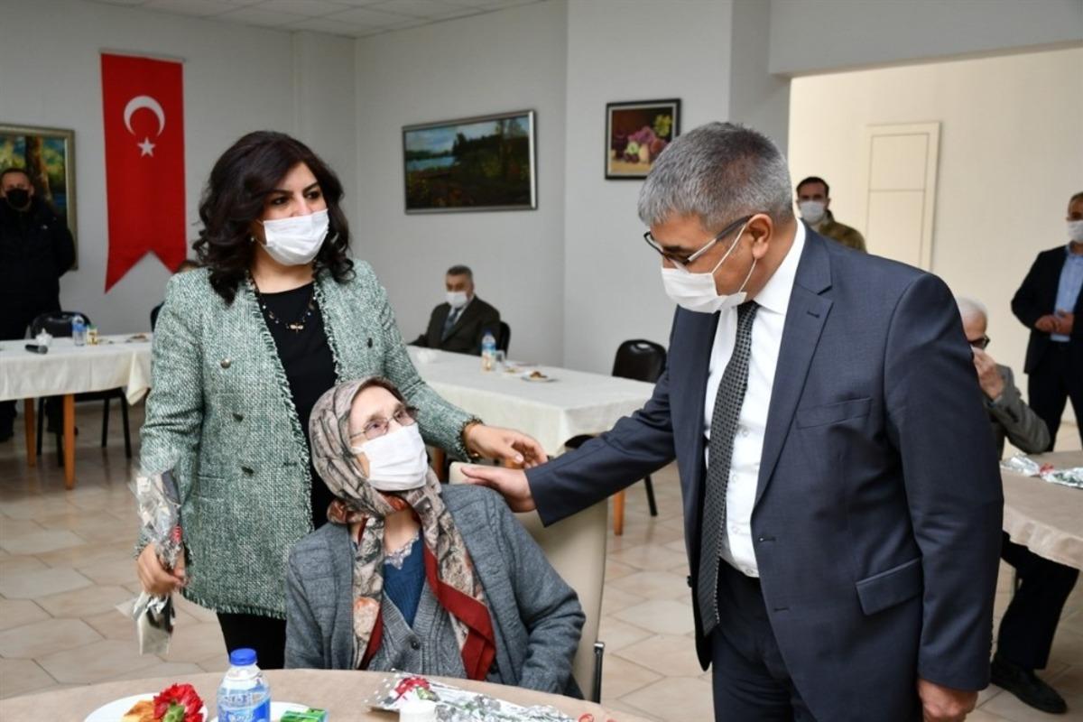 Vali G&uuml;rel yaşlılarla buluştu