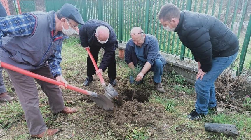 Huzurevi sakinlerinden Orman Haftası&rsquo;nda fidan dikimi