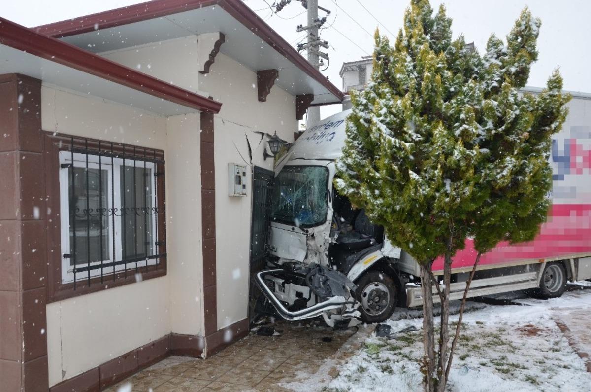Aksaray&rsquo;da &ccedil;arpışan kamyonetlerden biri muhtarlığa girdi: 4 yaralı