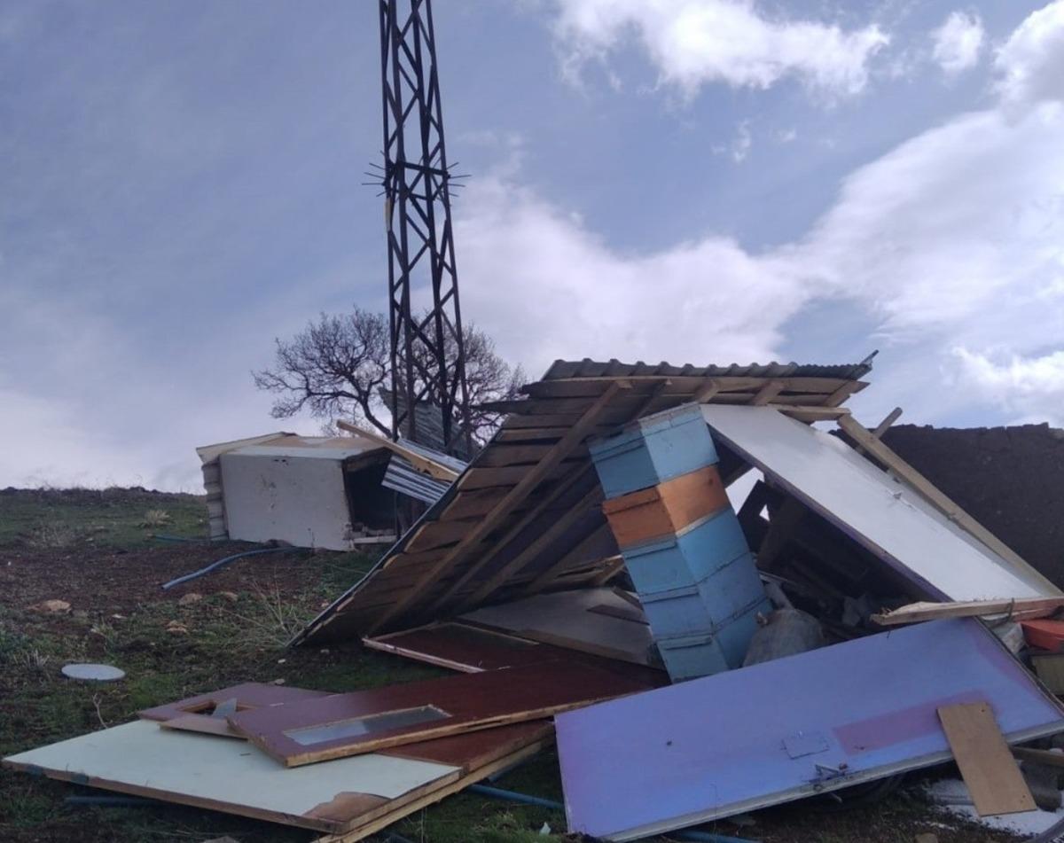 Bing&ouml;l&rsquo;de fırtına arıcı kul&uuml;belerine zarar verdi