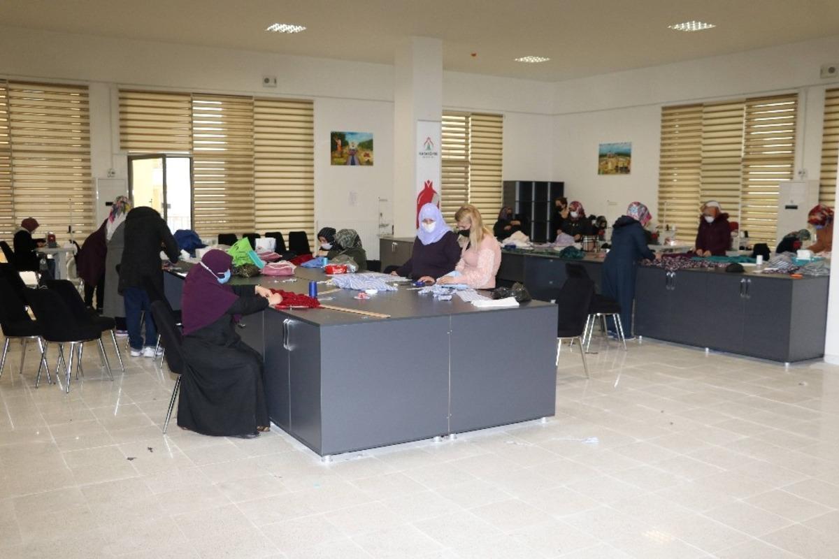 Karak&ouml;pr&uuml;&rsquo;de kadınlar giyim kursunda meslek &ouml;ğreniyor