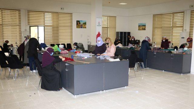 Karaköprü’de kadınlar giyim kursunda meslek öğreniyor