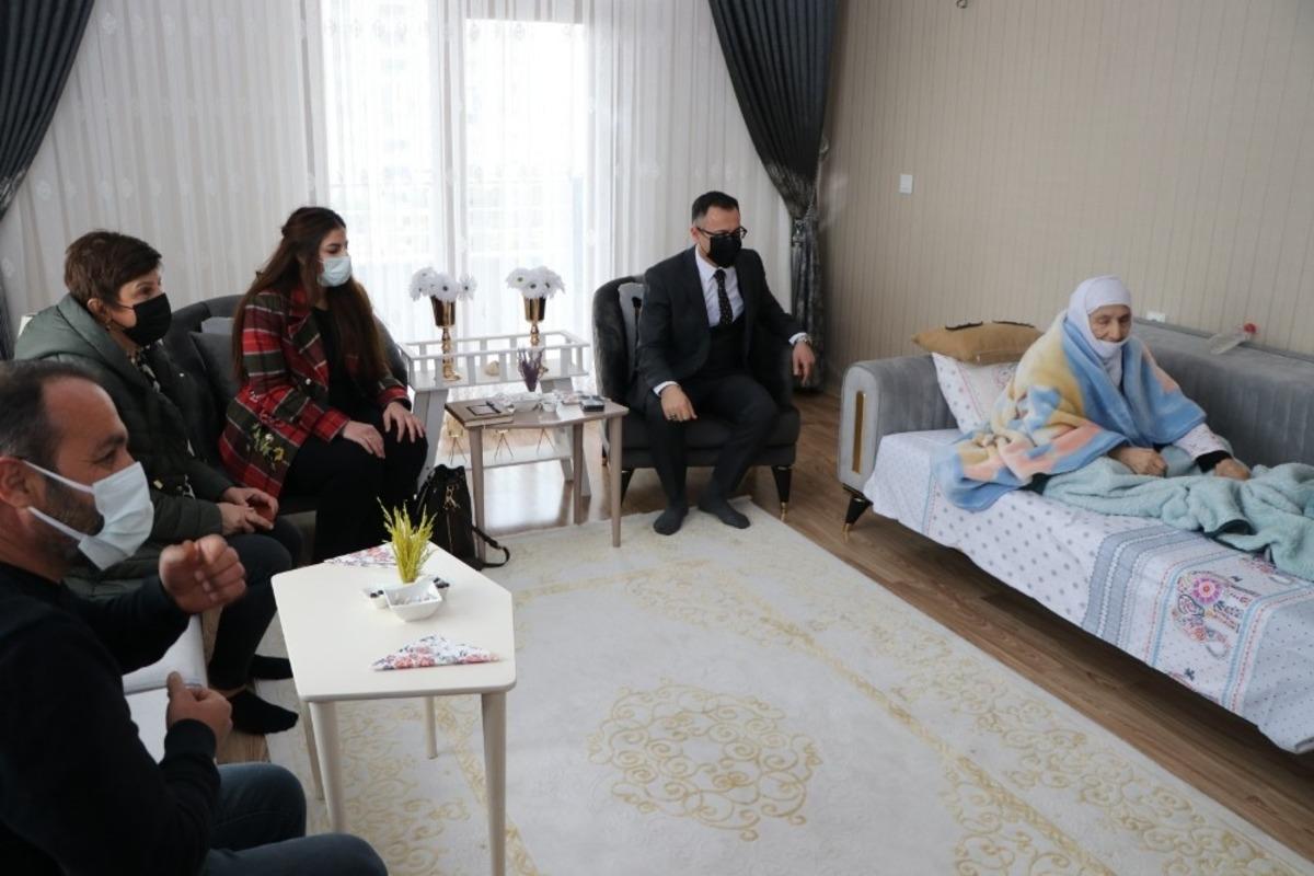 Kaymakam Ko&ccedil; yaşlıları yalnız bırakmadı