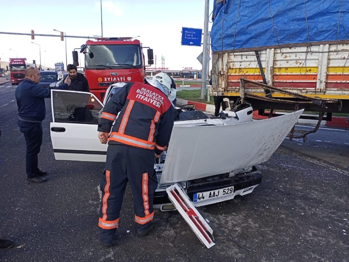 Otomobil kamyona arkadan &ccedil;arptı: 4 yaralı