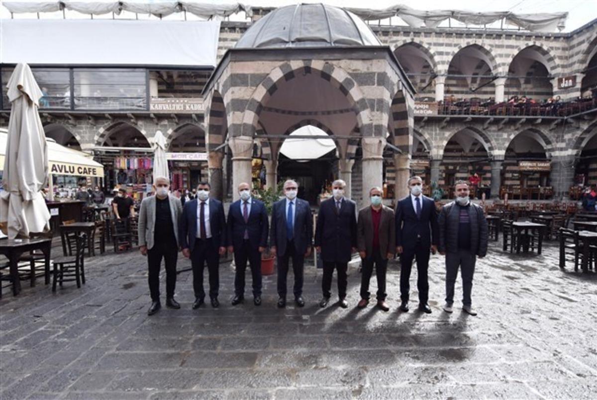 Vali Karaloğlu, tarihi Hasan Paşa Hanı esnafıyla kahvaltıda bir araya geldi