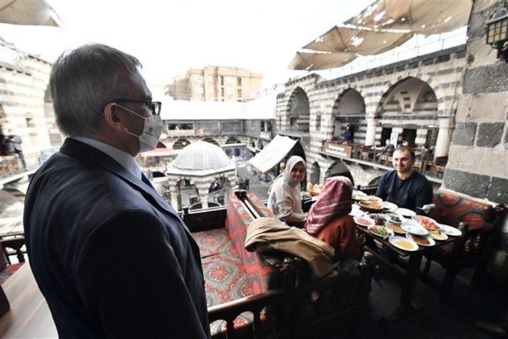 Vali Karaloğlu, tarihi Hasan Paşa Hanı esnafıyla kahvaltıda bir araya geldi G4