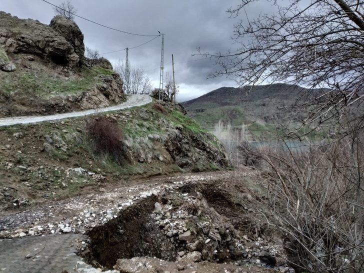 Heyelan nedeniyle kapanan köy yolu, ulaşıma açıldı G4