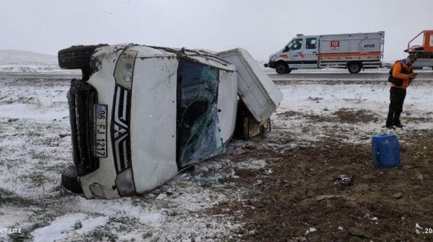 Kamyonet devrildi: 2 yaralı