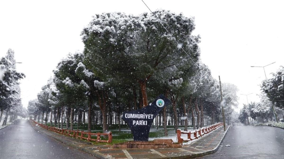 Alaşehir&rsquo;de kartpostallık kar manzaraları