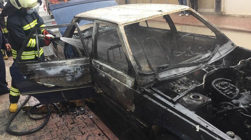Park halindeki LPG&rsquo;li otomobilde yangın