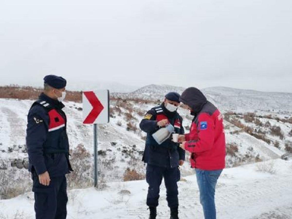 Yolda mahsur kalan vatandaşı jandarma kurtardı