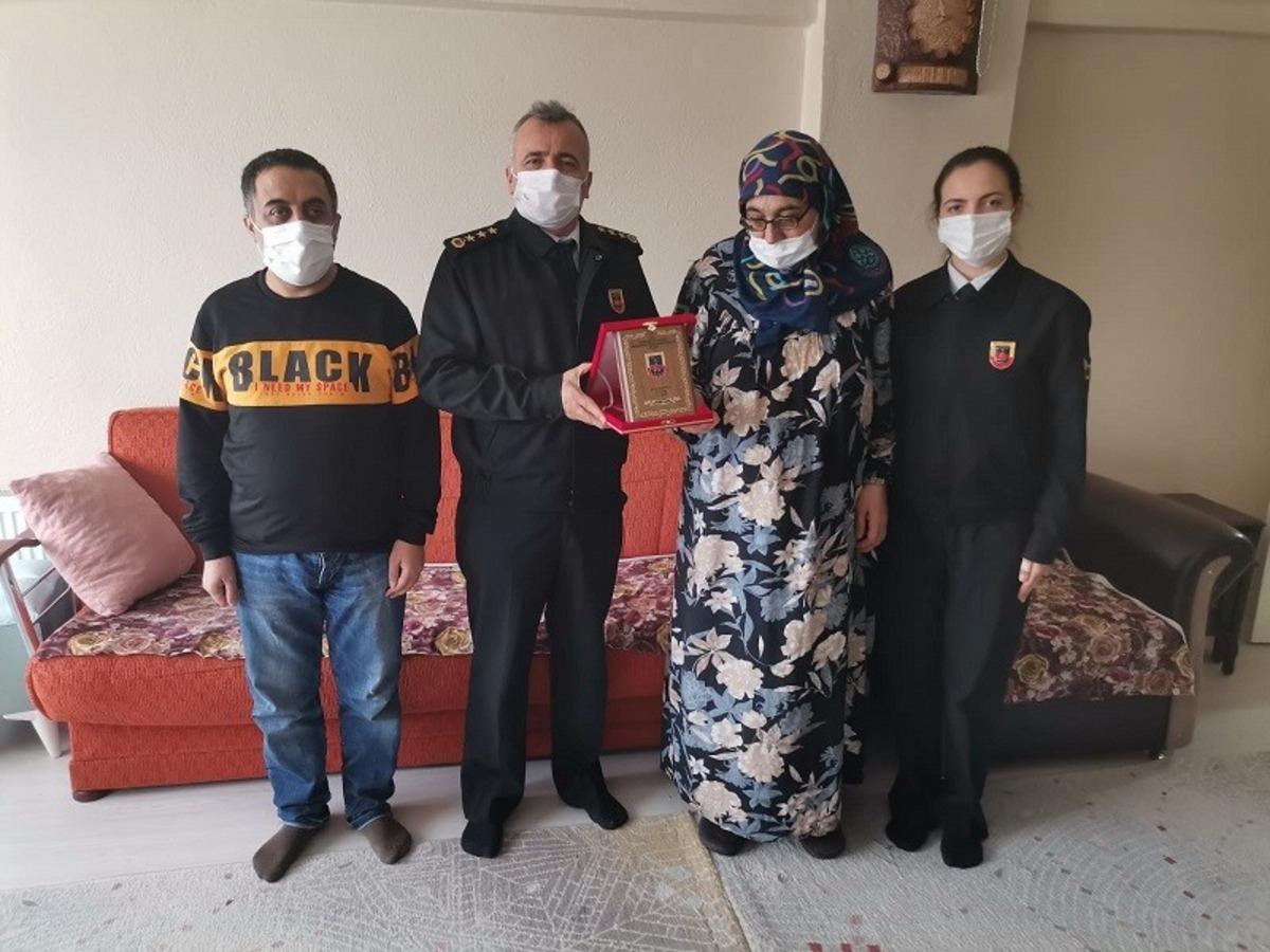 Şehit ailesine &ldquo;Hizmet Anısı&rdquo; şilti teslim edildi