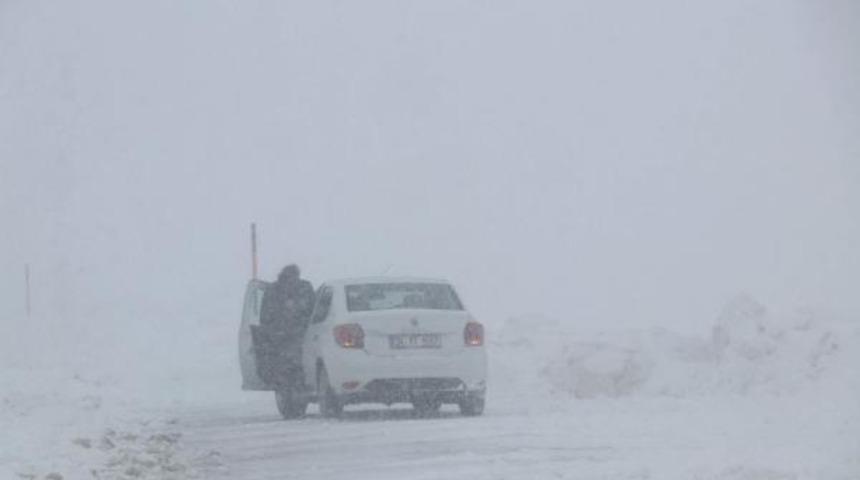 Van- Bahçesaray karayoluna çığ düştü! Yol trafiğe kapatıldı
