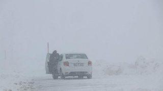 Van- Bahçesaray karayoluna çığ düştü! Yol trafiğe kapatıldı