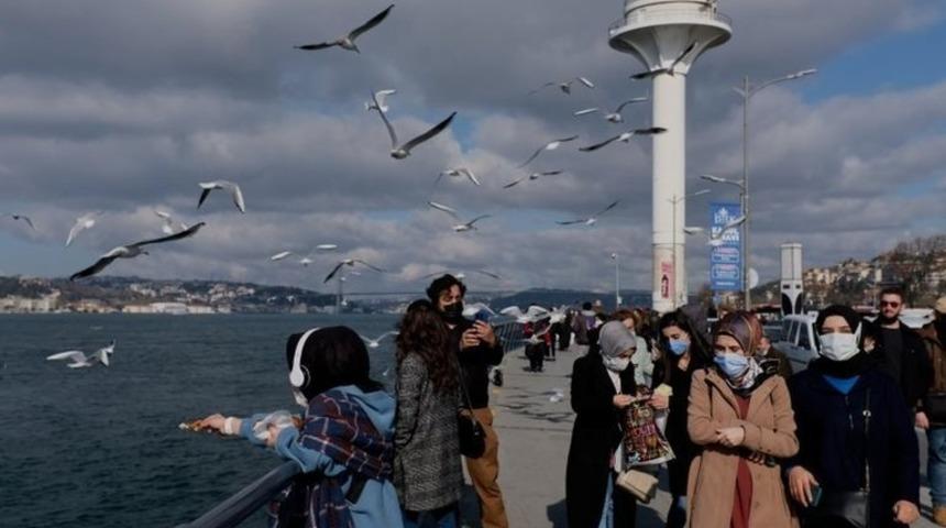 Covid: T&uuml;rkiye koronavir&uuml;s salgınında yeni bir dalgayla mı karşı karşıya?