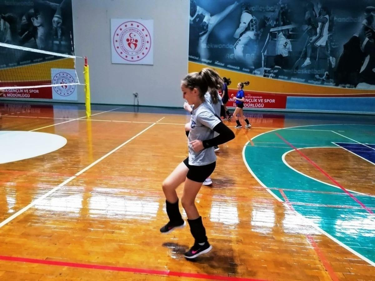 Yunusemreli voleybolcular sezona hazırlanıyor