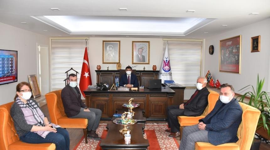 Şehzadeler Belediyesinden muhtarların elektrik faturalarına destek