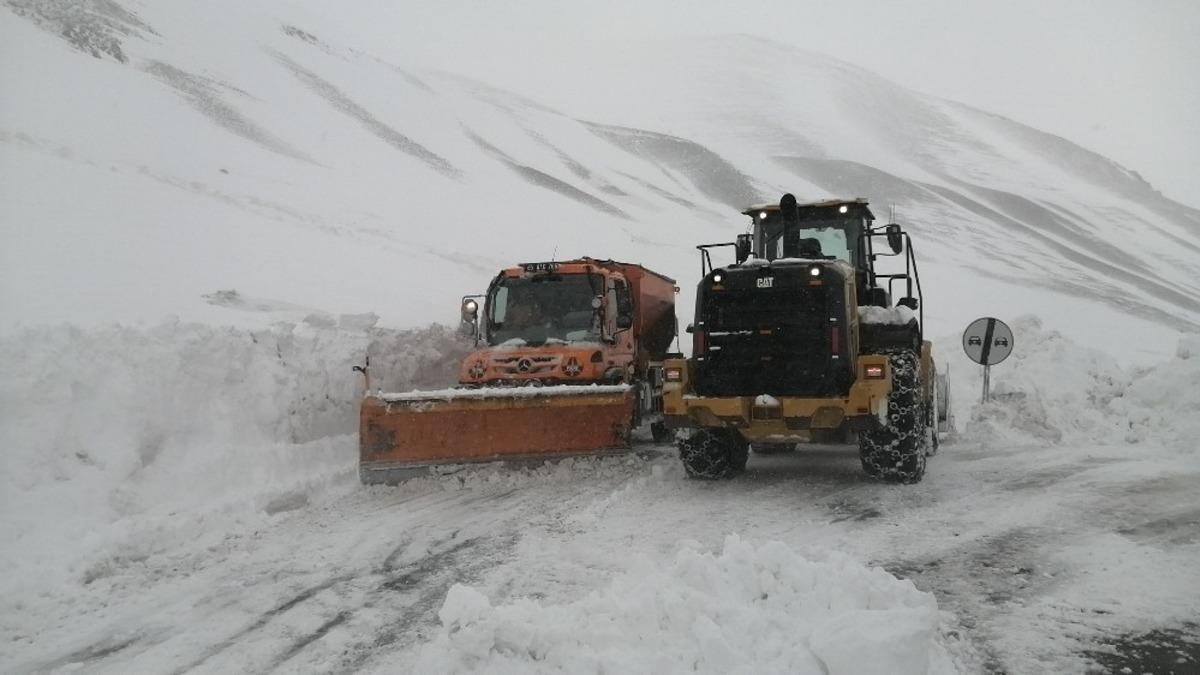 Van-Bah&ccedil;esaray yolunda karla m&uuml;cadele devam ediyor