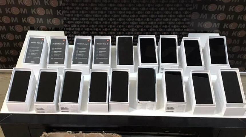 G&uuml;mr&uuml;k ka&ccedil;ağı akıllı telefonları kargodan alırken yakalandı
