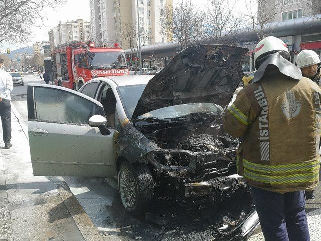 Ataşehir’de park halindeki araç alev alev yandı