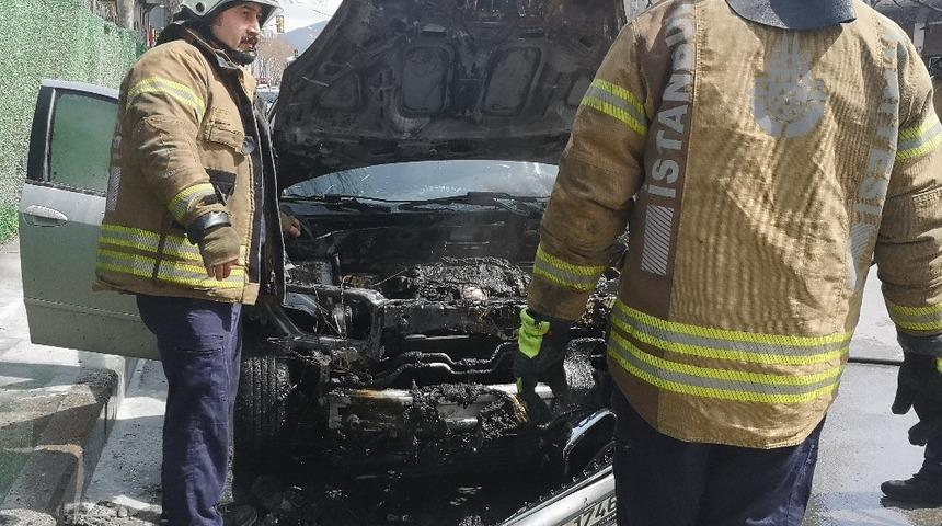 Ataşehir&rsquo;de park halindeki ara&ccedil; alev alev yandı