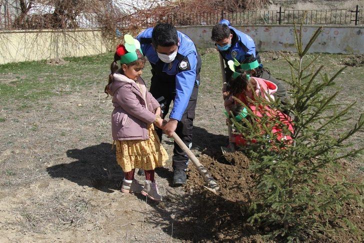 Van polisi çocuklarla fidan dikti G1