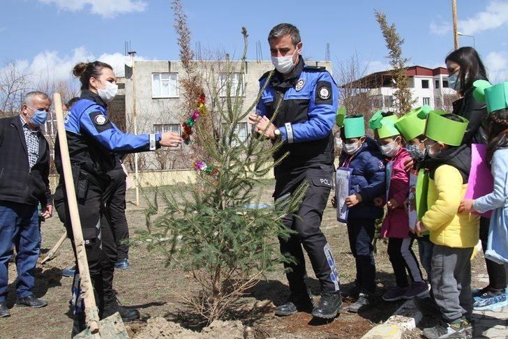 Van polisi çocuklarla fidan dikti G2