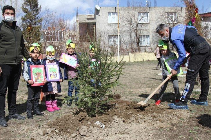 Van polisi çocuklarla fidan dikti G3