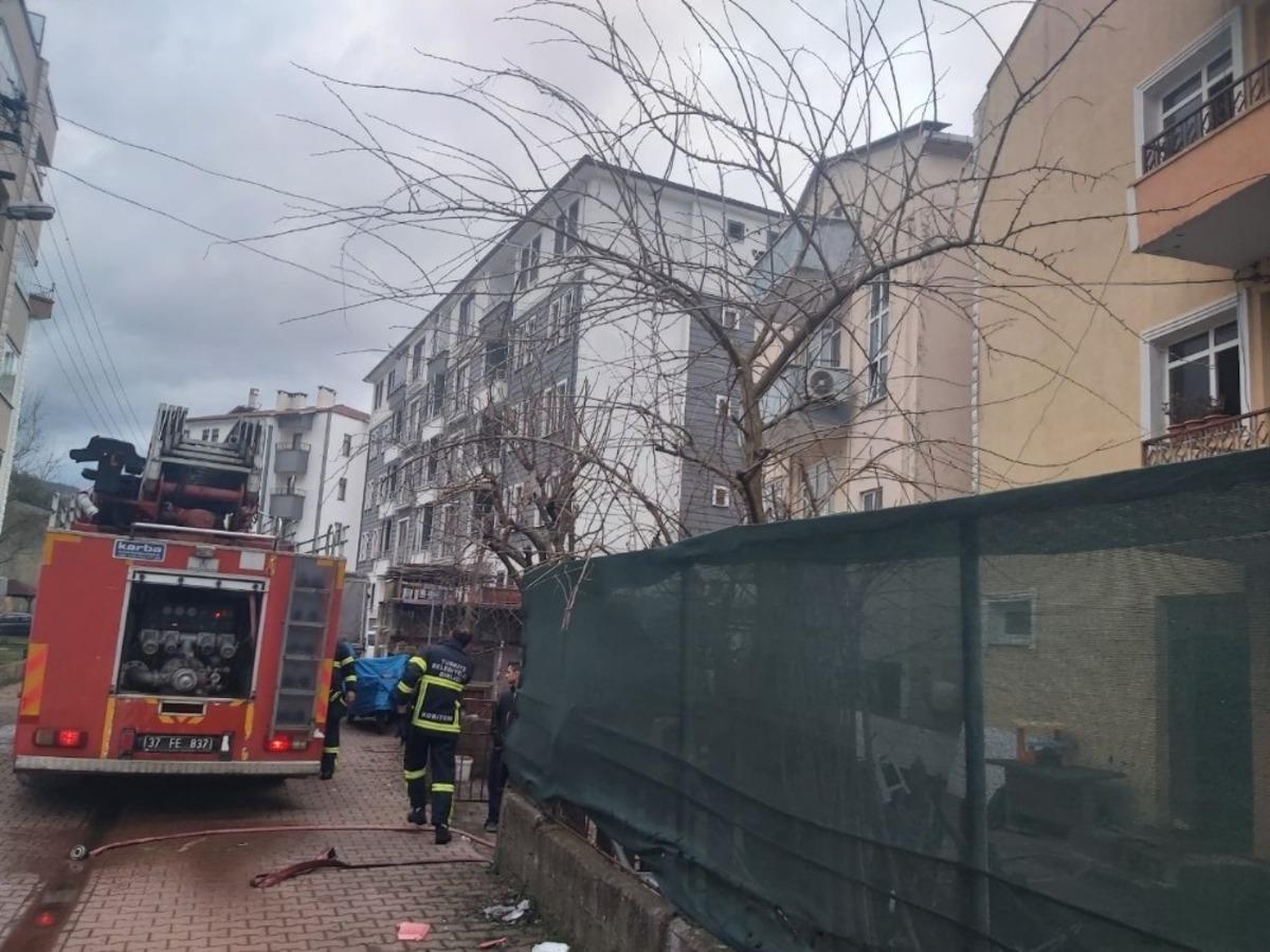 Bacadan &ccedil;ıkan yangın evi kullanılamaz hale getirdi