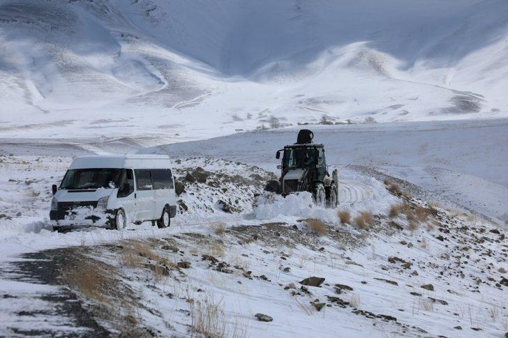 Gürpınar Belediyesinden karla mücadele çalışması G3
