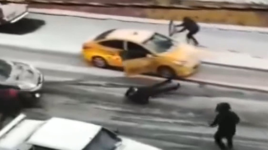 Panikledi, aşağı indi! Araba kayınca altında kalmaktan son anda kurtuldu