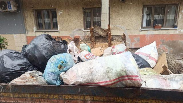 Çöp evden 4 traktör atık malzeme çıkarıldı