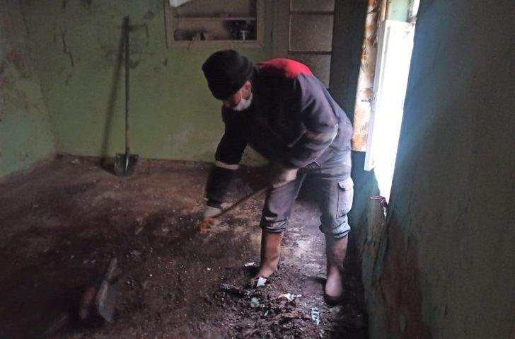 Çöp evden 4 traktör atık malzeme çıkarıldı G4