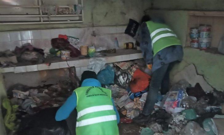 Çöp evden 4 traktör atık malzeme çıkarıldı G5