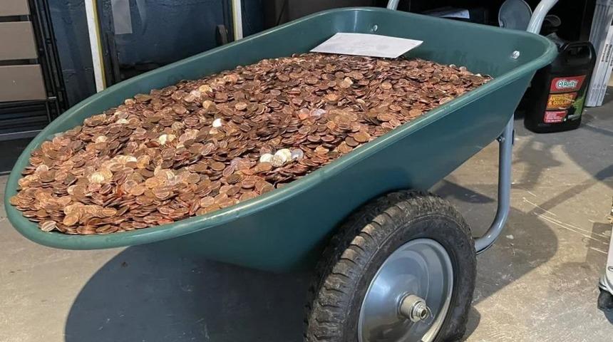 Maaşını 90 bin adet madeni para şeklinde bahçesinde buldu