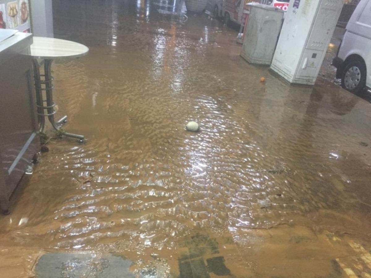 Silvan&rsquo;da aşırı yağış nedeniyle bir&ccedil;ok iş yerini su bastı
