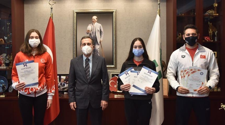 Rekortmen kızlar mutluluklarını Başkan Ata&ccedil;&rsquo;la paylaştı