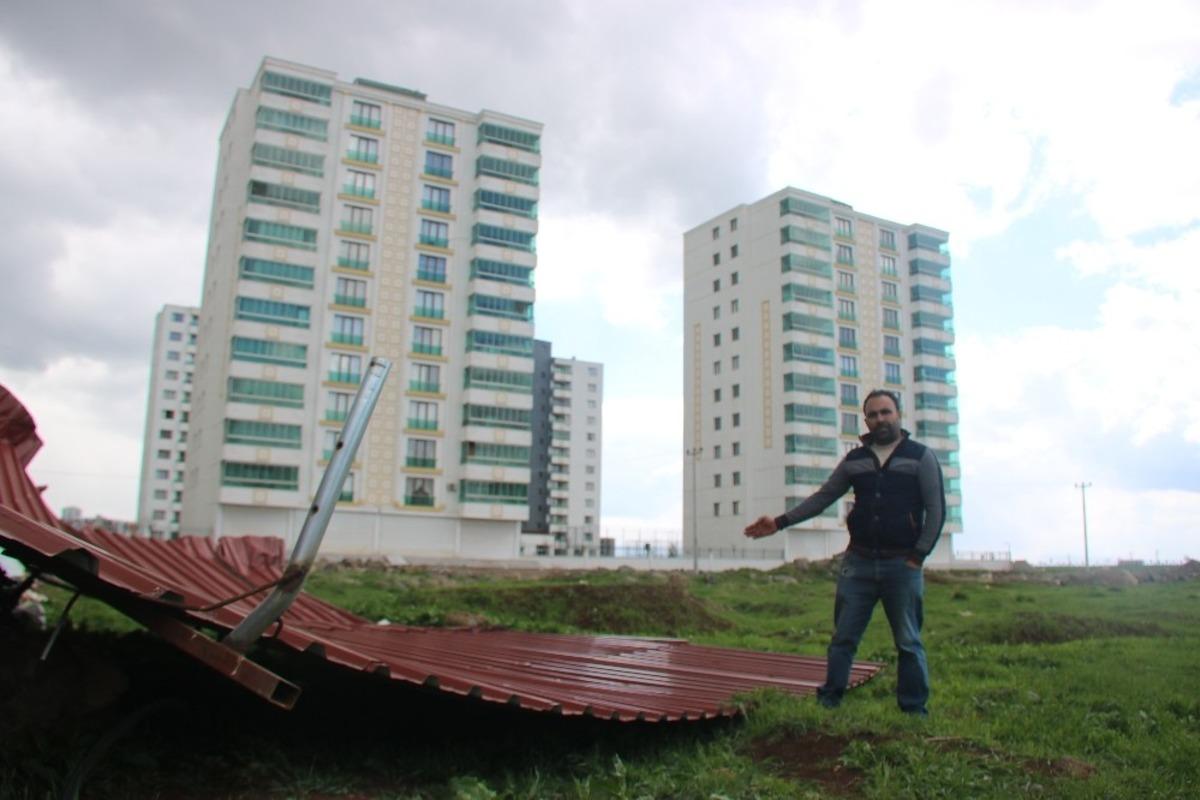 Diyarbakır&rsquo;da şiddetli r&uuml;zgar 1 tonluk &ccedil;atıyı 200 metre u&ccedil;urdu