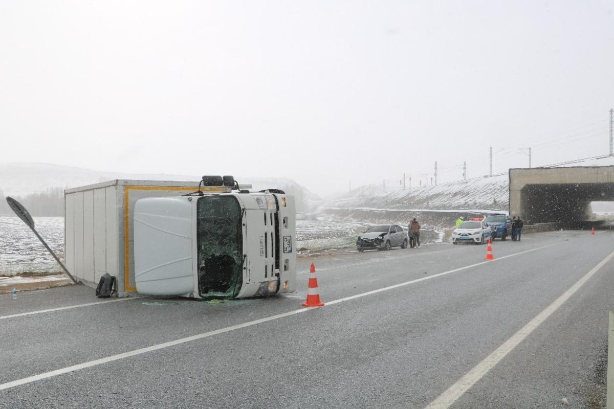 Sorgun&rsquo;da kamyon devrildi: 1 yaralı