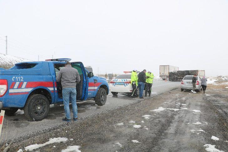 Sorgun’da kamyon devrildi: 1 yaralı G3