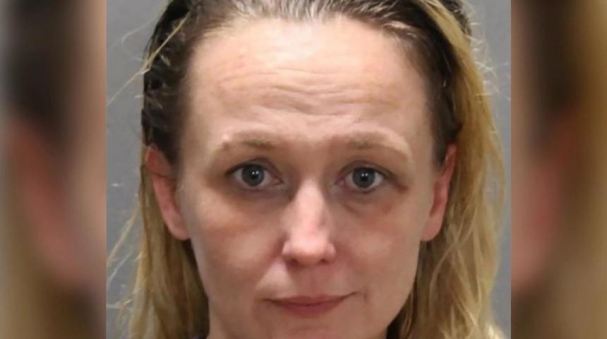 Floridalı anne boks eldiveniyle kızının okuluna gidip bir öğrenciyi dövdü